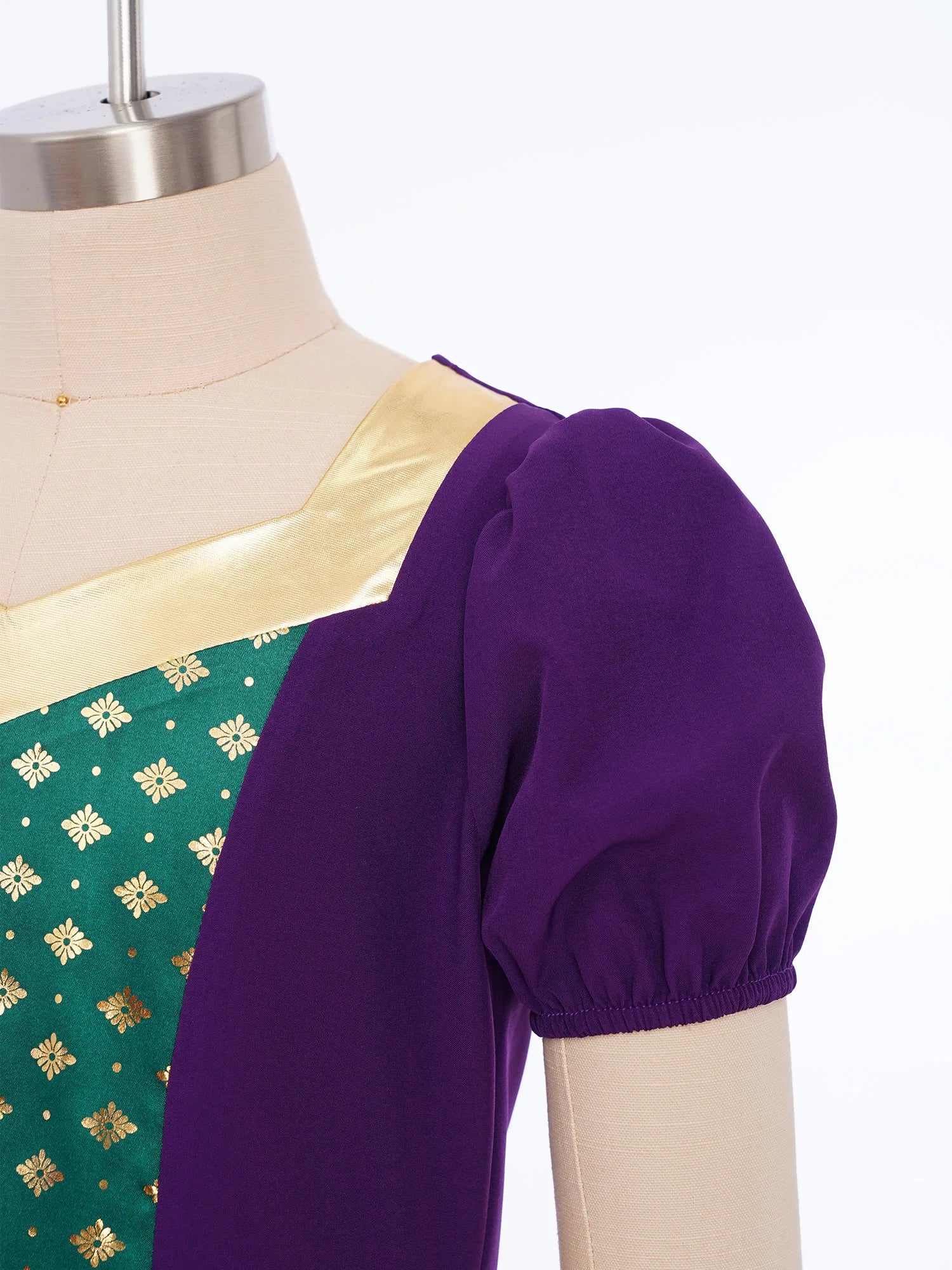 Enchanted Medieval Princess Dress: Royalty, Contrast, and Sparkle for the Perfect Cosplay