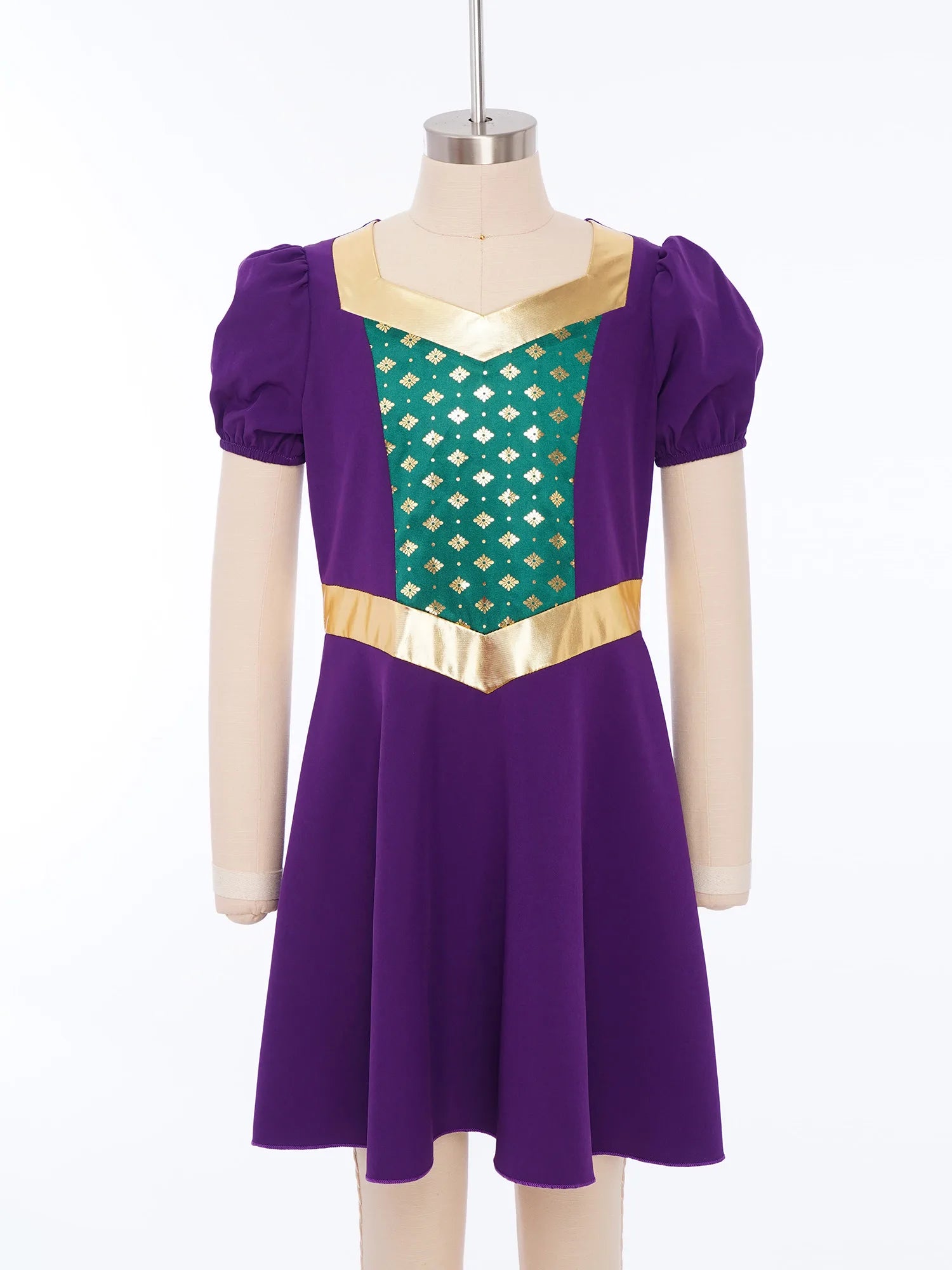 Enchanted Medieval Princess Dress: Royalty, Contrast, and Sparkle for the Perfect Cosplay
