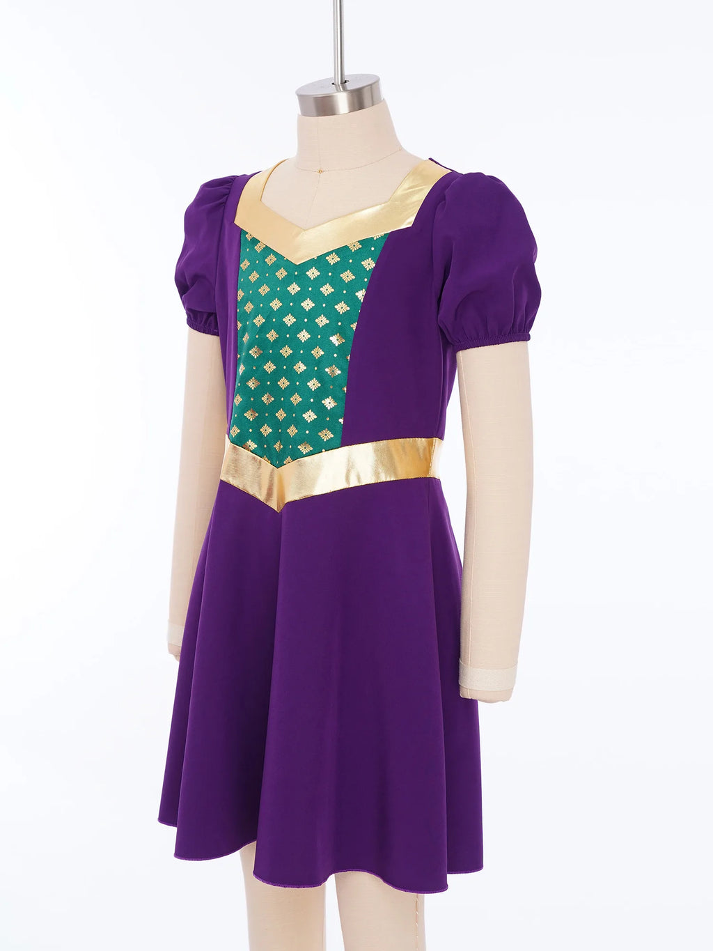 Enchanted Medieval Princess Dress: Royalty, Contrast, and Sparkle for the Perfect Cosplay