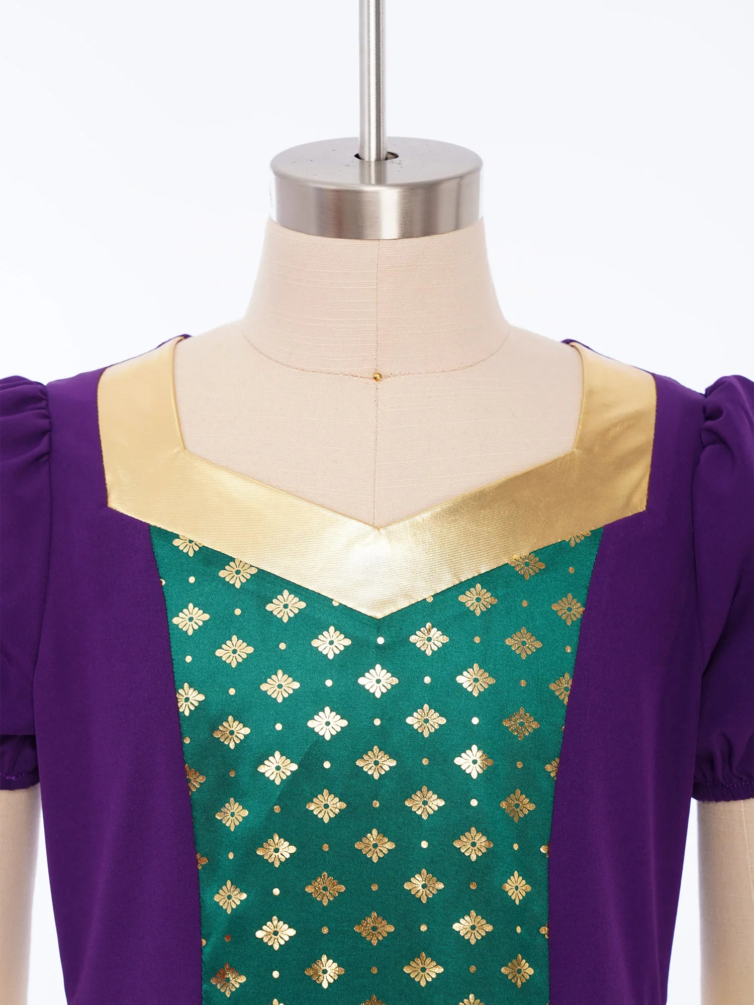 Enchanted Medieval Princess Dress: Royalty, Contrast, and Sparkle for the Perfect Cosplay